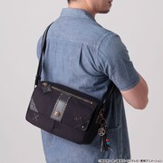 ルフィをイメージした「ワンピース ショルダーバッグ ＜STRONG THREE＞」の使用イメージ。