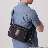 ルフィをイメージした「ワンピース ショルダーバッグ ＜STRONG THREE＞」の使用イメージ。