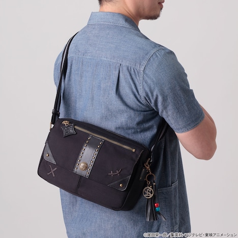 ルフィをイメージした「ワンピース ショルダーバッグ ＜STRONG THREE＞」の使用イメージ。