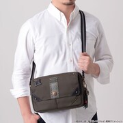 ゾロをイメージした「ワンピース ショルダーバッグ ＜STRONG THREE＞」の使用イメージ。