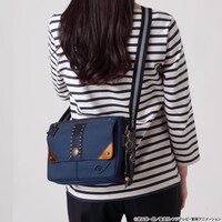 サンジをイメージした「ワンピース ショルダーバッグ ＜STRONG THREE＞」の使用イメージ。