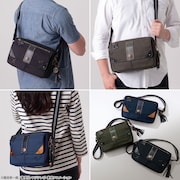 「ワンピース ショルダーバッグ ＜STRONG THREE＞」の使用イメージ。