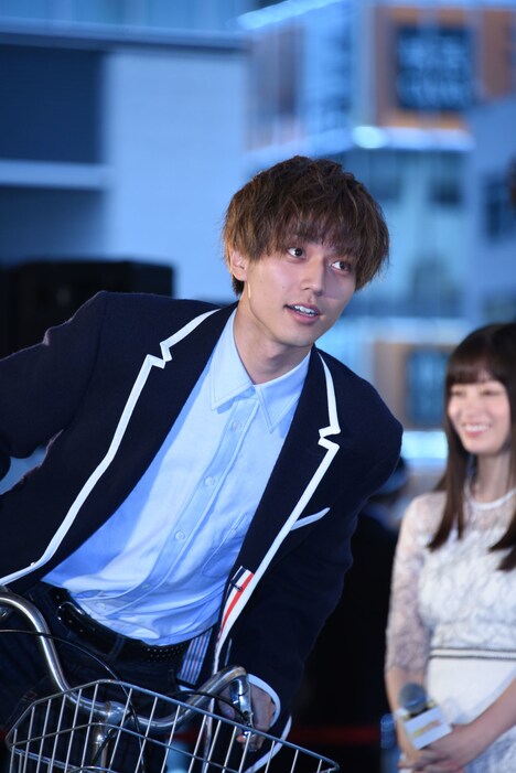 ママチャリに乗って登場した永瀬廉。