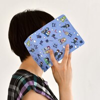 「ポシェット型マルチスマホケース」の使用イメージ。