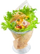 通期メニューの「カタリナ農園の野菜束パフェ」。