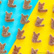 「ピュレグミ でんげきトロピカ味2」に入っているピカチュウ型のグミ。