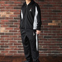 「機動戦士ガンダム THE LAST SHOOTING トラックジャケット」「機動戦士ガンダム THE LAST SHOOTING トラックパンツ」の着用イメージ。