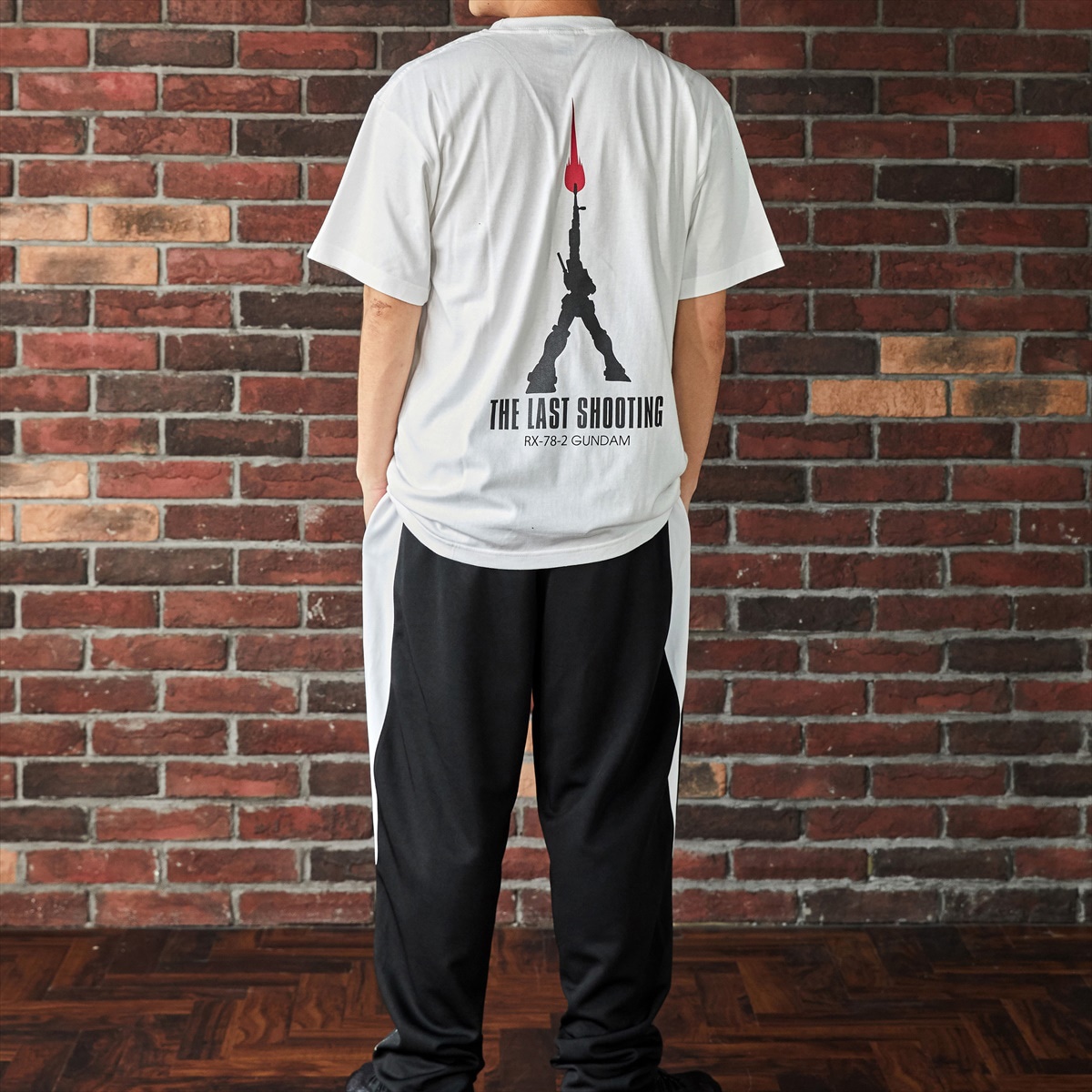 「機動戦士ガンダム THE LAST SHOOTING プリントTシャツ」「機動戦士ガンダム THE LAST SHOOTING トラックパンツ」の着用イメージ。