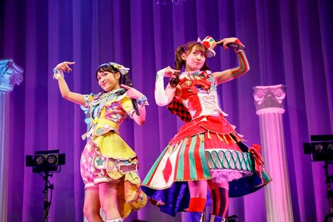 左から萌黄えも役の久保田未夢、赤城あんな役の芹澤優。