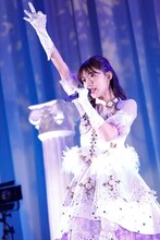 白鳥アンジュ役の三森すずこ。