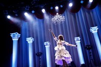 白鳥アンジュ役の三森すずこ。