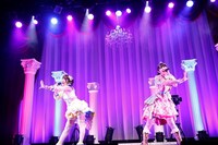 左からだいあ役の佐々木李子、桃山みらい役の林鼓子。