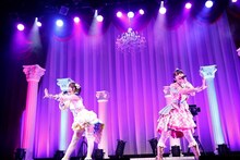 左からだいあ役の佐々木李子、桃山みらい役の林鼓子。