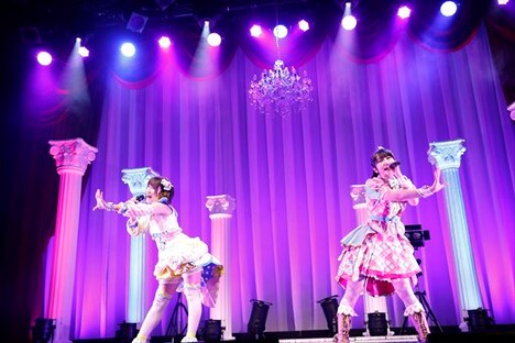 左からだいあ役の佐々木李子、桃山みらい役の林鼓子。