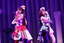 左から赤城あんな役の芹澤優、緑川さら役の若井友希。