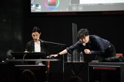 岩井勇気にPCの操作を教える凸ノ高秀。