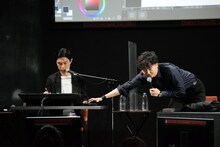 岩井勇気にPCの操作を教える凸ノ高秀。
