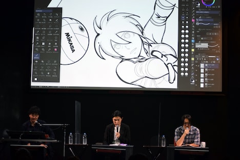 日本橋ヨヲコによる「少女ファイト」のイラストのライブドローイングの様子。