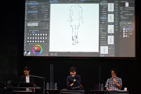岩井勇気によるライブドローイングの様子。