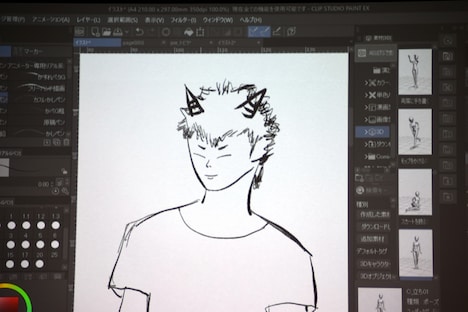岩井勇気によるライブドローイングの様子。