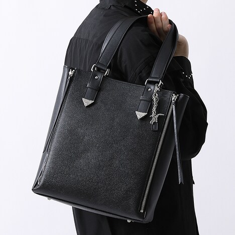 トートバッグの使用イメージ。