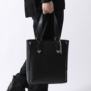 トートバッグの使用イメージ。