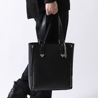 トートバッグの使用イメージ。