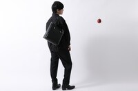 「DEATH NOTE」とコラボしたファッションアイテムの使用イメージ。