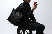 「DEATH NOTE」とコラボしたファッションアイテムの使用イメージ。