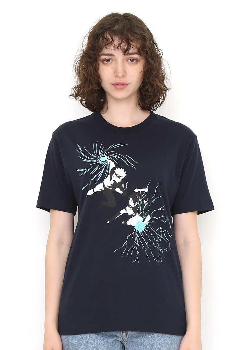 「NARUTO-ナルト-」をモチーフにしたTシャツの着用例。