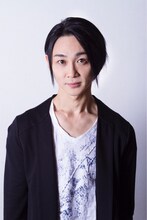 リンデル役の三上俊。