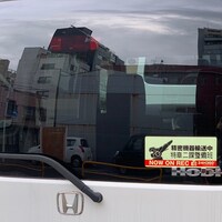 「高発光ドラレコステッカー特車二課」の使用例。