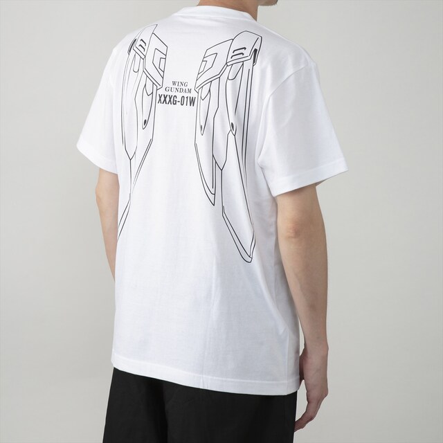 「新機動戦記ガンダム W バックモチーフ T シャツ XXXG-01W ウイングガンダム」の着用イメージ。