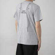「新機動戦記ガンダムW バックモチーフ Tシャツ XXXG-01SR ガンダムサンドロック」の着用イメージ。