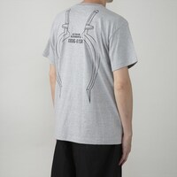 「新機動戦記ガンダムW バックモチーフ Tシャツ XXXG-01SR ガンダムサンドロック」の着用イメージ。