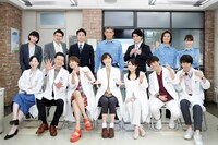 「監察医 朝顔2」今回発表されたキャストと主演の上野樹里が揃った集合写真。前列左より平岩紙、板尾創路、山口智子、上野樹里、志田未来、中尾明慶、田川隼嗣。後列左より坂ノ上茜、斉藤陽一郎、戸次重幸、杉本哲太、森本慎太郎、藤原季節、宮本茉由。なおこの写真は合成されたもの。