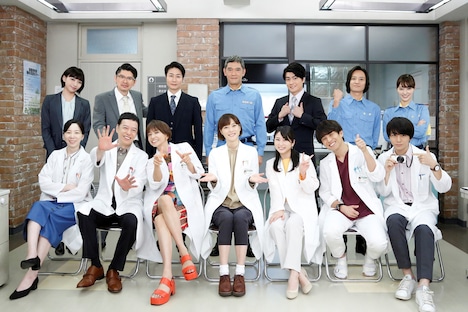 「監察医 朝顔2」今回発表されたキャストと主演の上野樹里が揃った集合写真。前列左より平岩紙、板尾創路、山口智子、上野樹里、志田未来、中尾明慶、田川隼嗣。後列左より坂ノ上茜、斉藤陽一郎、戸次重幸、杉本哲太、森本慎太郎、藤原季節、宮本茉由。なおこの写真は合成されたもの。