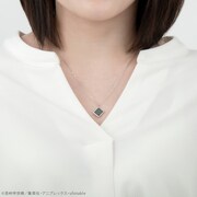 日輪刀ネックレスの着用例。