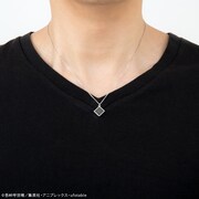 日輪刀ネックレスの着用例。