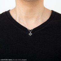 日輪刀ネックレスの着用例。