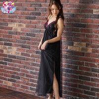 「美少女戦士セーラームーン ブラカップ付きロングキャミソール ブラック・レディモデル」着用イメージ。