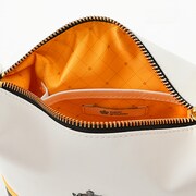 HE★VENS・桐生院ヴァンモデルのポーチ。