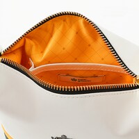 HE★VENS・桐生院ヴァンモデルのポーチ。