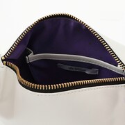 HE★VENS・鳳瑛二モデルのポーチ。