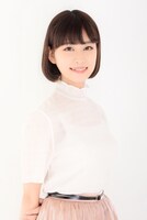 青木十子役の本泉莉奈。