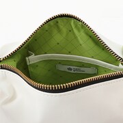 HE★VENS・天草シオンモデルのポーチ。