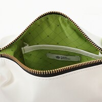 HE★VENS・天草シオンモデルのポーチ。