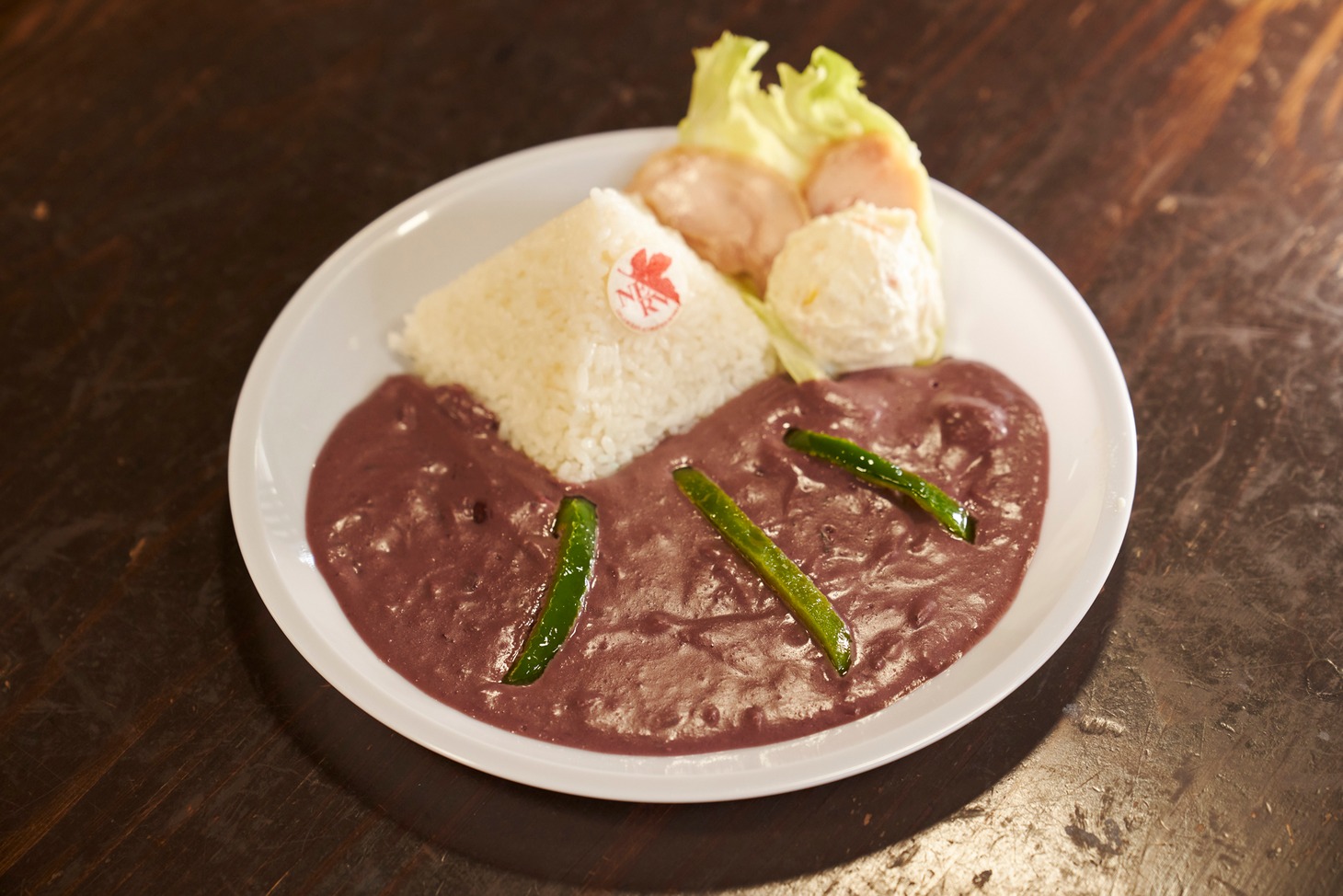 「エヴァンゲリオン京都基地」で販売されるコラボフードの「NERVカレー初号機Ver.」。