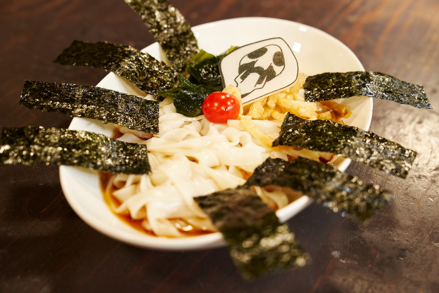「エヴァンゲリオン京都基地」で販売されるコラボフードの「第10使徒捕食きしめん」。