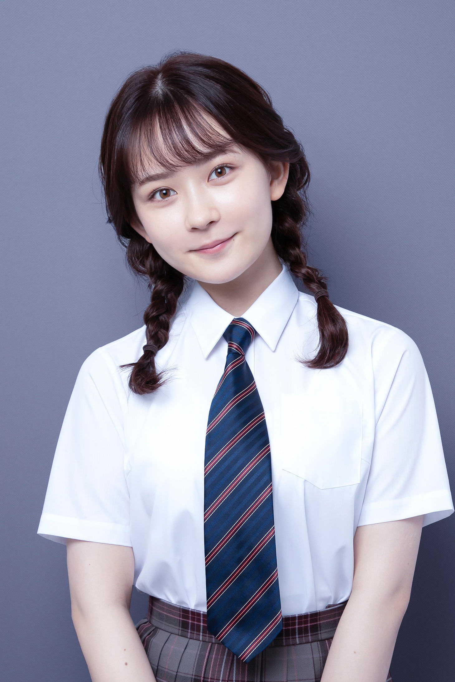 畑芽育扮する須藤百々子。